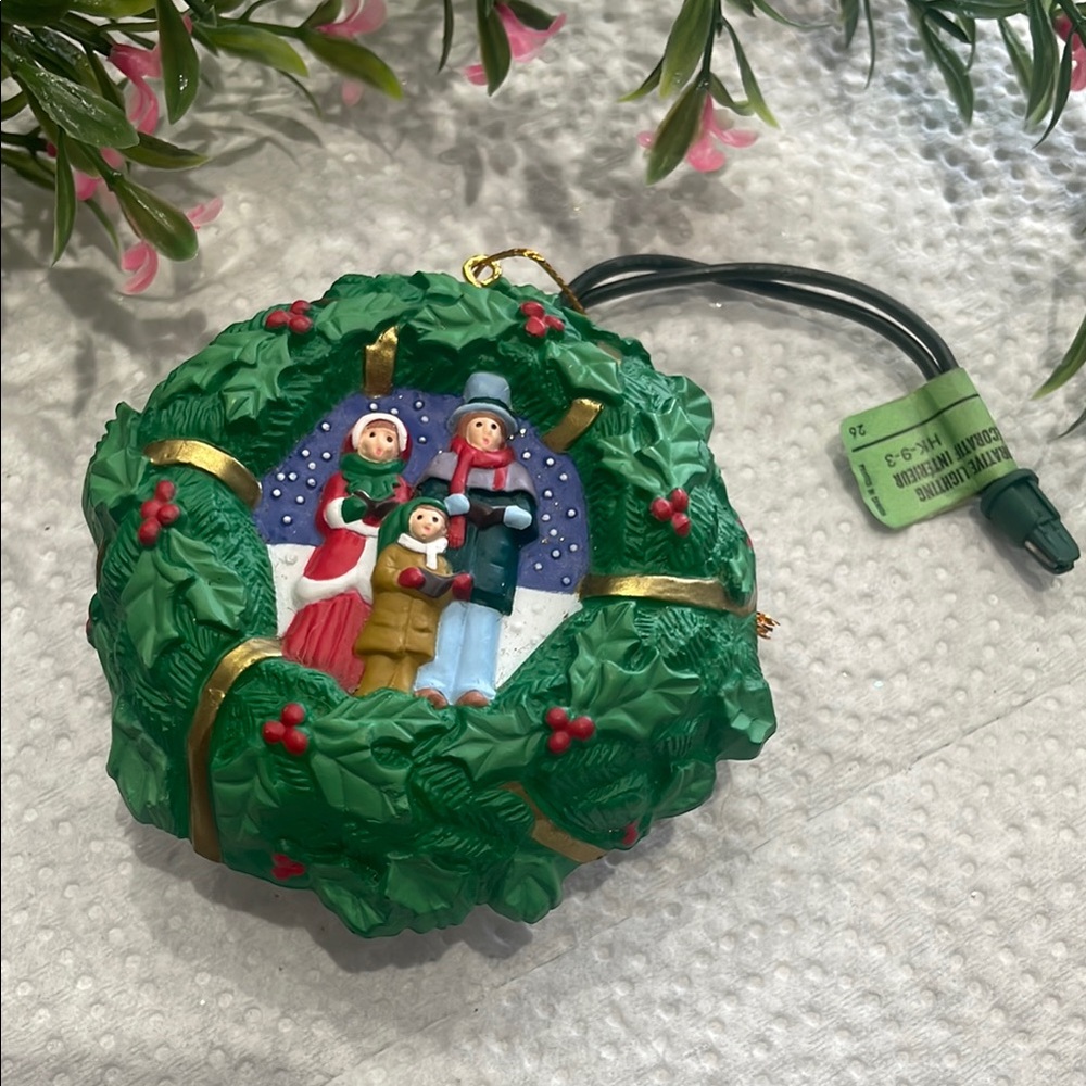 Holiday Green Wreath Ornament with Lights - Festive Family Scene!